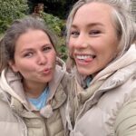 Yuliya Topolnitskaya Instagram - Этим летом я поучаствовала в шоу «Звёзды в Африке» Признаться честно я очень боялась туда ехать ,но это был нужный для меня проект! Именно в это время,видимо,я абсолютно в нем нуждалась! Было страшно,было очень интересно,просыпался дикий азарт,чего от себя я не ожидала! В принципе в этом проекте я познакомилась сама с собой!я ехала туда с целью понять на что я способна и как я могу вообще существовать в непривычных для себя условиях! Я не про то что жить в одной комнате со всеми участниками,это меня как раз не смущало) я прошла в детстве питерские комммунальные квартиры) Я про то как бороться с чувством голода,как пытаться наладить быт и общение с незнакомыми тебе людьми,как проходить все эти сумасшедшие испытания! И как же я была рада,когда увидела Мишу и Птаху в первый съёмочный день! Это отдельная история))) Спасибо вам братишки @ptaha @stognienko 🤍 Так же спасибо всем создателям проекта,продюсерам,режиссеру,всей сьемочной группе,редакторам (вам отдельное спасибо за терпение)ведущим И огромная благодарность Виктору! Человеку, который придумывает все испытания! Человек,которым я просто восхищаюсь! Спасибо звезды в Африке! Спасибо за радость,за слезы,за злость,за счастье,за голод,за смех,за боль, за проведенные часы в обнимку с туалетом 😂 Спасибо,что я теперь знаю на что я способна! Этот проект я точно запомню на всю свою жизнь 🤍 И самое важное)))) 17 сентября премьера на @tnt_online Не пропустите 😂 #звездывафрике #новыезвездывафрике South Africa