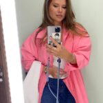 Yuliya Topolnitskaya Instagram - Это я вчера ходила на премьеру фильма «Праздники» 🤍 и я в восторге! Всем советую обязательно сходить с семьей!вы точно получите массу положительных эмоций ! Макияж и укладка от любимых @plusch.ru 💚 Look : @znwr.store 🖤