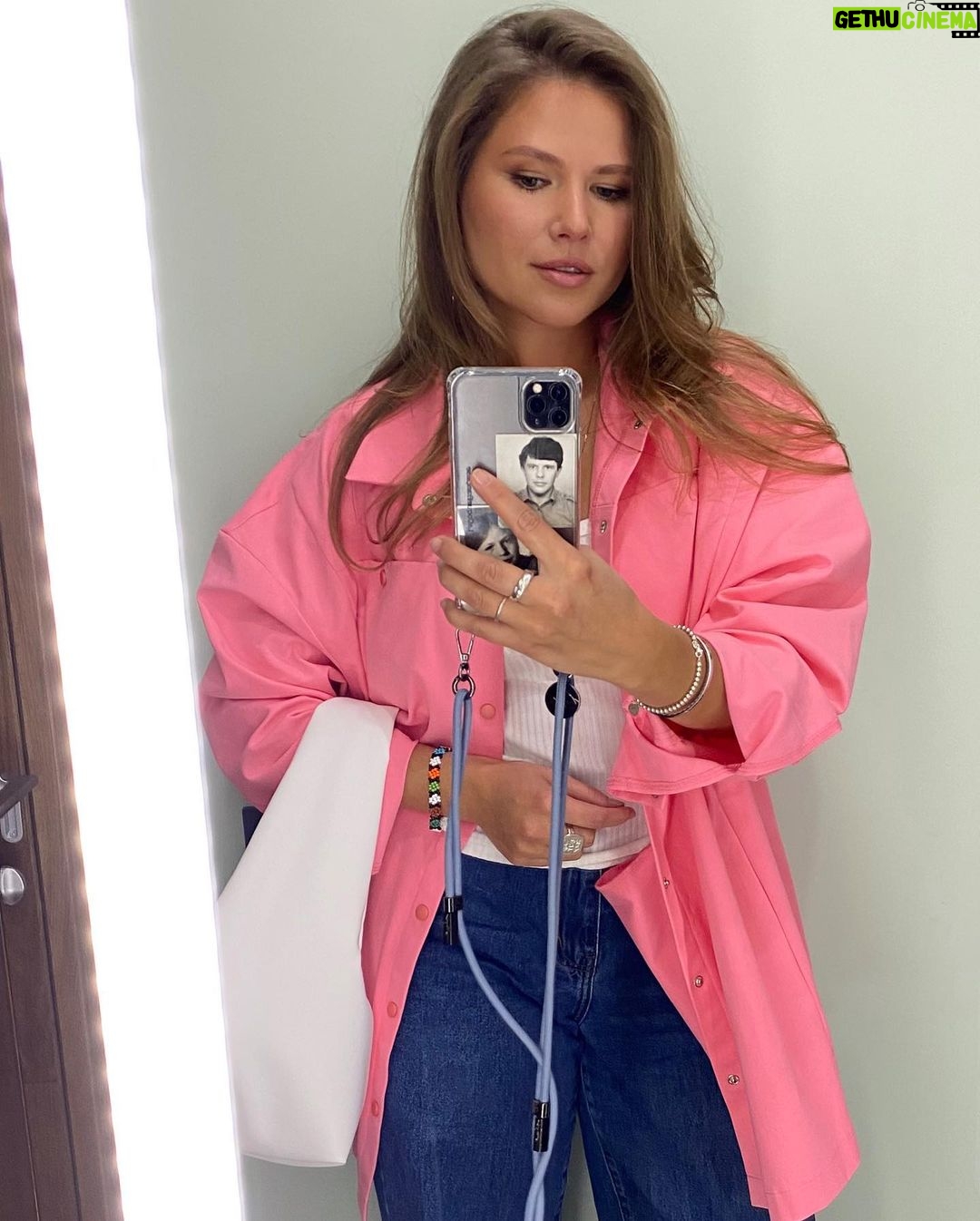 Yuliya Topolnitskaya Instagram - Это я вчера ходила на премьеру фильма «Праздники» 🤍 и я в восторге! Всем советую обязательно сходить с семьей!вы точно получите массу положительных эмоций ! Макияж и укладка от любимых @plusch.ru 💚 Look : @znwr.store 🖤