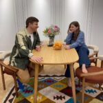 Yuliya Topolnitskaya Instagram - Ремонт - это бесконечный круговорот стройматериалов и мебели в нашей квартире! Мы с нашим дизайнером @mariabendych @m2a2.studio очень долго не могли выбрать стол ,В итоге нашли и заказали у @yaratam.design Это дизайнерская мебель из дерева от архитектора Петра Сафиуллина @petr_safiullin У нас стол «табын». Он изготавливается из массива дерева, у него нет жестких стыков и гладкая и обтекаемая кромка стола! Да и вообще он кайф! Спасибо всей команде за ваш индивидуальный подход! А еще @yaratam.design недавно открыли свой шоурум в Москве! Советую всем, кто в ремонте, обязательно сходить и посмотреть все изделия ! Возможно, и вы найдете то, что так долго искали 🤍 #чехольницкиевремонте
