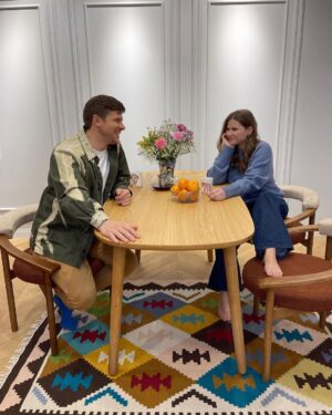 Yuliya Topolnitskaya Instagram - Ремонт - это бесконечный круговорот стройматериалов и мебели в нашей квартире!
Мы с нашим дизайнером @mariabendych @m2a2.studio очень долго не могли выбрать стол ,В итоге нашли и заказали у @yaratam.design 
Это дизайнерская мебель из дерева от архитектора Петра Сафиуллина @petr_safiullin 
У нас стол «табын». 
Он изготавливается из массива дерева, у него нет жестких стыков и гладкая и обтекаемая кромка стола!
Да и вообще он кайф!
Спасибо всей команде за ваш индивидуальный подход!
А еще @yaratam.design недавно открыли свой шоурум в Москве!
Советую всем, кто в ремонте, обязательно сходить и посмотреть все изделия !
Возможно, и вы найдете то, что так долго искали 🤍
#чехольницкиевремонте