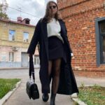 Yuliya Topolnitskaya Instagram - «Осень — одно из четырёх времен года, между летом и зимой. Осень — переходный сезон, когда заметно уменьшение светового дня, и постепенно понижается температура окружающей среды. Википедия» Если вдруг вы не знали)) И не увидели в сторизах у других пользователей ,что сейчас наступила осень -я вам сообщаю 😜 Shoes: @ekonikastyle 💫 trench coat , skirt : @latrikabrand 💫