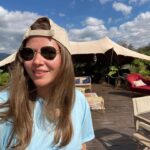 Yuliya Topolnitskaya Instagram – Для меня закончился проект «Звезды в Африке» я ни о чем не жалею,я очень рада,что этот проект был в моей жизни!я очень горжусь собой!Горжусь,что я очень много чего смогла и поняла что по факту я в принципе могу сделать все что захочу!горжусь,что я попыталась сохранить все моральные качества, (да были моменты,когда не очень то получалось) но в целом я считаю,что это успех в этих обстоятельствах! Я очень рада,что всетаки я такая какая я есть!и что с годами во мне это не исчезает!Я искренне радуюсь всему в этом мире и искренне расстраиваюсь и  плачу когда сталкиваюсь с болью и со страхами,фобиями! И мне не стыдно за это!ни капельки!
И да этот проект подарил мне огромную смелость и уверенность!
И я очень рада,что этот путь на проекте у меня был с достойнейшими людьми – моей командой ! @ptaha  @stognienko @jenia_iskandarova 
я искренне восхищаюсь вами и благодарю вас!Если бы не вы,я бы точно ничего не смогла,я очень признательна вам,что вы воспринимали меня со всеми моими недостатками и загонами и что мы были такая большая опора и поддержка друг для друга!с ребятами мы уже давно знакомы и это близкие мне очень люди!которыми я дорожу! А с Женькой мы сдружились сильно на проекте,и я очень рада ,что у меня появился такой новый и офигенный друг!люблю вас! Вы мощные!
(У нас классная команда « говна» получилась) 🤍
Отдельное спасибо продюсерам и съёмочной группе! Вы нереальные 🤍 South Africa