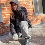 Yuliya Topolnitskaya Instagram – Мои хаотичные мысли и эмоции ✍️ 
• Посмотрела много фильмов и сериалов про подростков! Ребята-актеры вы проживаете свою лучшую молодость) Советую к просмотру «Мир.Дружба.Жвачка» «Жиза»
• Если потрогать таракана и отпустить, он побежит чиститься
• От жадности набрала столько книг ,сейчас заказываю еще один книжный стеллаж 
• Вареники с картошкой -просто супер 
•  В одном только Тихом океане насчитывается около 30 тысяч подводных гор. Из них было изучено менее 1%
• чем вы занимаетесь осенью в плохую погоду? Заедаете?музеи ? Рестораны? Находитесь там где тепло? 
• До слез смеялась от шутки мужа 
• Снималась,еще снималась 
• Видела много приятных людей , видела много неприятных людей (всё стабильно) 
• Среднее по размеру облако весит около десяти тонн
• Теперь я обладательница кроссовок ( и не только)  @premiata_russia 🤍 я вообще фанат @premiataofficial 🤍 это уже 3 моя пара😎и я безумно этому рада  и мне не стыдно хвастаться 😎 Moscow, Russia
