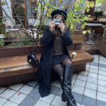 Yuliya Topolnitskaya Instagram - Мои хаотичные мысли и заметки ✍️ • У осьминога прямоугольный зрачок, что дает обзор на все 340 градусов • Люди,слышат то,что хотят услышать • Собаки самые верные на свете существа • Средняя годовая норма потребления воды человеком составляет приблизительно 60 тонн воды. • Засор в квартире это то еще удовольствие • Интересно мошенников в аду так же разводят ?! • Когда тушь отпечатываться на веко бесит • Луна легче Земли в восемьдесят раз. • Существует ли человек,который никогда никого не осуждал!? • Как удивительно запахи работают с воспоминаниями • Дуб не производит жёлуди, пока он младше 50 лет. Shoes , bag : @ekonikastyle ✨ Moscow, Russia