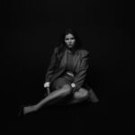 Yuliya Topolnitskaya Instagram – Недавно я была в фотостудии где нет фотографа )
Заходишь в чёрный  кабинет,тебе выдают пульт,напротив зеркало и ты) 
 Просто находишься наедине с собой)Это даже было приятное самолюбование )
Все снимки я сделала сама )
@uu.photostudio спасибо за некую медитацию и знакомство с самой собой 🤍🖤 Moscow, Russia