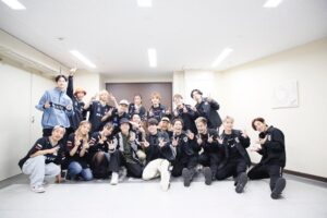 Yuma Uchida Instagram - 。
YUMA UCHIDA LIVE 2022
「Gratz! / your world, our world」
無事終演いたしました！！

いや〜〜〜〜〜
ライブが決定したのが、ちょうど1年前くらい。そこからあっという間にここまで来たような感じでした。

武道館は本当に凄い会場です。
正直、怖さもあったけど、みんなのおかげで走り切れました。

今まで以上の熱で、このライブを組み上げてくれた新井さん。(マイP)

セットリストを変えるというチャレンジに、全力で、爆裂に楽しんで臨んでくれたうちダンサーズ、バンドのみんな。(むちゃくちゃ心強かった！！) 

去年から更に進化して魅力たっぷり激アツなパワーを届けてくれたKOSE8ROCKS。(今回のDNAのルーティンも熱かったよね！！しゃけ3もめちゃくちゃ素敵だった〜〜〜)

Go Roly!の振りはもちろん、ライブでも即興でいっぱいパフォーマンスしてくれたきょんさん。(並んで立つと兄弟みすごい🌞)

めちゃくちゃ最高の舞台を作ってくれたスタッフのみんな。(関わってくれた全てのチームの皆様！！)

そして何より、見に、聴きに来てくれたあなたのおかげで今日を幸せな気持ちで過ごすことが出来ました。

本当に本当に、ありがとう。
音楽をやってきて良かった！！
みんなのおかげで、今日はめっっっちゃ楽しかったです！！！！

でも、まだまだこれから！
来年もまた旅が始まります！！
今度は各地の内田雄馬に会いに行きます！！

「いつも今が未来のゼロ地点だ」
この言葉を胸に明日からまた歩き出します！

一緒にいっぱい楽しんで行きましょう。これからも宜しくお願いしめす。