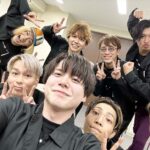 Yuma Uchida Instagram - 。 YUMA UCHIDA LIVE 2022 「Gratz! / your world, our world」 無事終演いたしました！！ いや〜〜〜〜〜 ライブが決定したのが、ちょうど1年前くらい。そこからあっという間にここまで来たような感じでした。 武道館は本当に凄い会場です。 正直、怖さもあったけど、みんなのおかげで走り切れました。 今まで以上の熱で、このライブを組み上げてくれた新井さん。(マイP) セットリストを変えるというチャレンジに、全力で、爆裂に楽しんで臨んでくれたうちダンサーズ、バンドのみんな。(むちゃくちゃ心強かった！！) 去年から更に進化して魅力たっぷり激アツなパワーを届けてくれたKOSE8ROCKS。(今回のDNAのルーティンも熱かったよね！！しゃけ3もめちゃくちゃ素敵だった〜〜〜) Go Roly!の振りはもちろん、ライブでも即興でいっぱいパフォーマンスしてくれたきょんさん。(並んで立つと兄弟みすごい🌞) めちゃくちゃ最高の舞台を作ってくれたスタッフのみんな。(関わってくれた全てのチームの皆様！！) そして何より、見に、聴きに来てくれたあなたのおかげで今日を幸せな気持ちで過ごすことが出来ました。 本当に本当に、ありがとう。 音楽をやってきて良かった！！ みんなのおかげで、今日はめっっっちゃ楽しかったです！！！！ でも、まだまだこれから！ 来年もまた旅が始まります！！ 今度は各地の内田雄馬に会いに行きます！！ 「いつも今が未来のゼロ地点だ」 この言葉を胸に明日からまた歩き出します！ 一緒にいっぱい楽しんで行きましょう。これからも宜しくお願いしめす。
