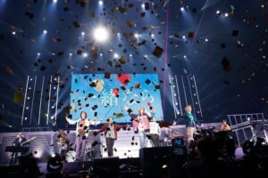 Yuma Uchida Instagram - 。
YUMA UCHIDA LIVE 2022
「Gratz! / your world, our world」
無事終演いたしました！！

いや〜〜〜〜〜
ライブが決定したのが、ちょうど1年前くらい。そこからあっという間にここまで来たような感じでした。

武道館は本当に凄い会場です。
正直、怖さもあったけど、みんなのおかげで走り切れました。

今まで以上の熱で、このライブを組み上げてくれた新井さん。(マイP)

セットリストを変えるというチャレンジに、全力で、爆裂に楽しんで臨んでくれたうちダンサーズ、バンドのみんな。(むちゃくちゃ心強かった！！) 

去年から更に進化して魅力たっぷり激アツなパワーを届けてくれたKOSE8ROCKS。(今回のDNAのルーティンも熱かったよね！！しゃけ3もめちゃくちゃ素敵だった〜〜〜)

Go Roly!の振りはもちろん、ライブでも即興でいっぱいパフォーマンスしてくれたきょんさん。(並んで立つと兄弟みすごい🌞)

めちゃくちゃ最高の舞台を作ってくれたスタッフのみんな。(関わってくれた全てのチームの皆様！！)

そして何より、見に、聴きに来てくれたあなたのおかげで今日を幸せな気持ちで過ごすことが出来ました。

本当に本当に、ありがとう。
音楽をやってきて良かった！！
みんなのおかげで、今日はめっっっちゃ楽しかったです！！！！

でも、まだまだこれから！
来年もまた旅が始まります！！
今度は各地の内田雄馬に会いに行きます！！

「いつも今が未来のゼロ地点だ」
この言葉を胸に明日からまた歩き出します！

一緒にいっぱい楽しんで行きましょう。これからも宜しくお願いしめす。