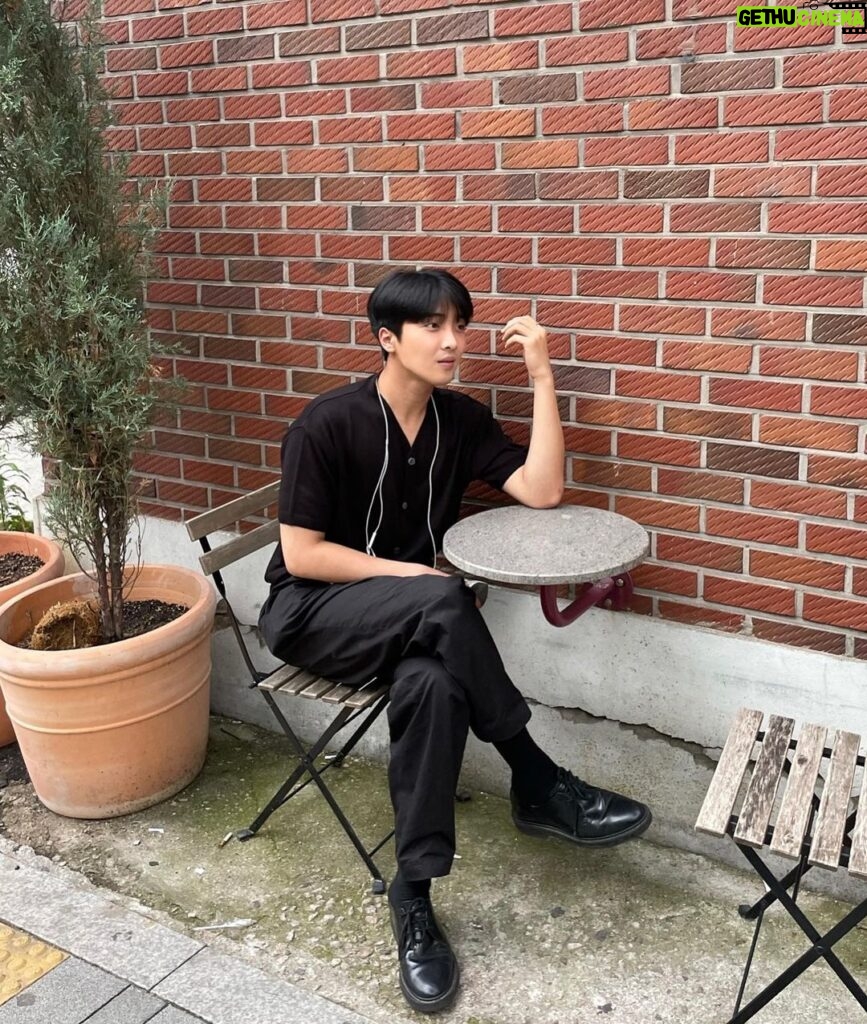 Yun Sung Instagram - 내일 드콘에서 만나요🖤
