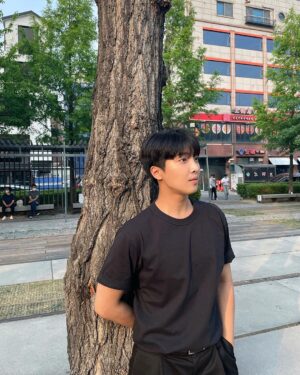 Yun Sung Instagram - 오날좋!!! 오늘 날씨 좋다!!!🍀🌳💚