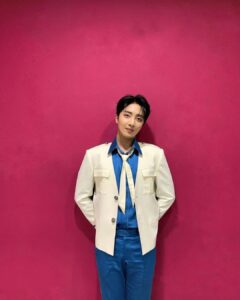 Yun Sung Instagram - 혼자하는 첫 음악방송 ! 떨렸지만 무사히 잘 마쳤습니다☺️ 가야한다면 잘들으셨나요?! 다행히 든든하고 멋진 형이 있어 외롭지 않았어요ㅋㅋ😁 #황윤성 #가야한다면 #영웅이형1위축하해요💗 #건행😊ㄱ
