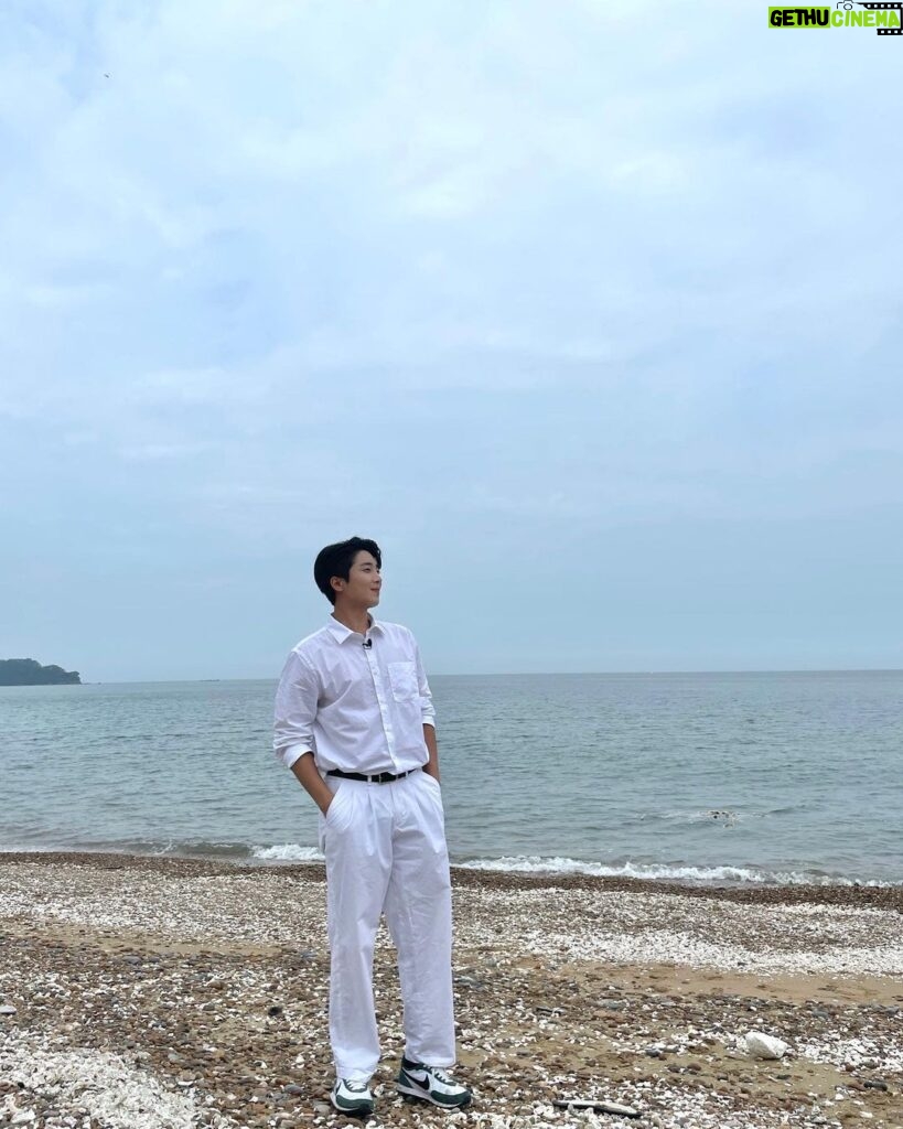 Yun Sung Instagram - 와우 바다다! 🌊🐳🏖