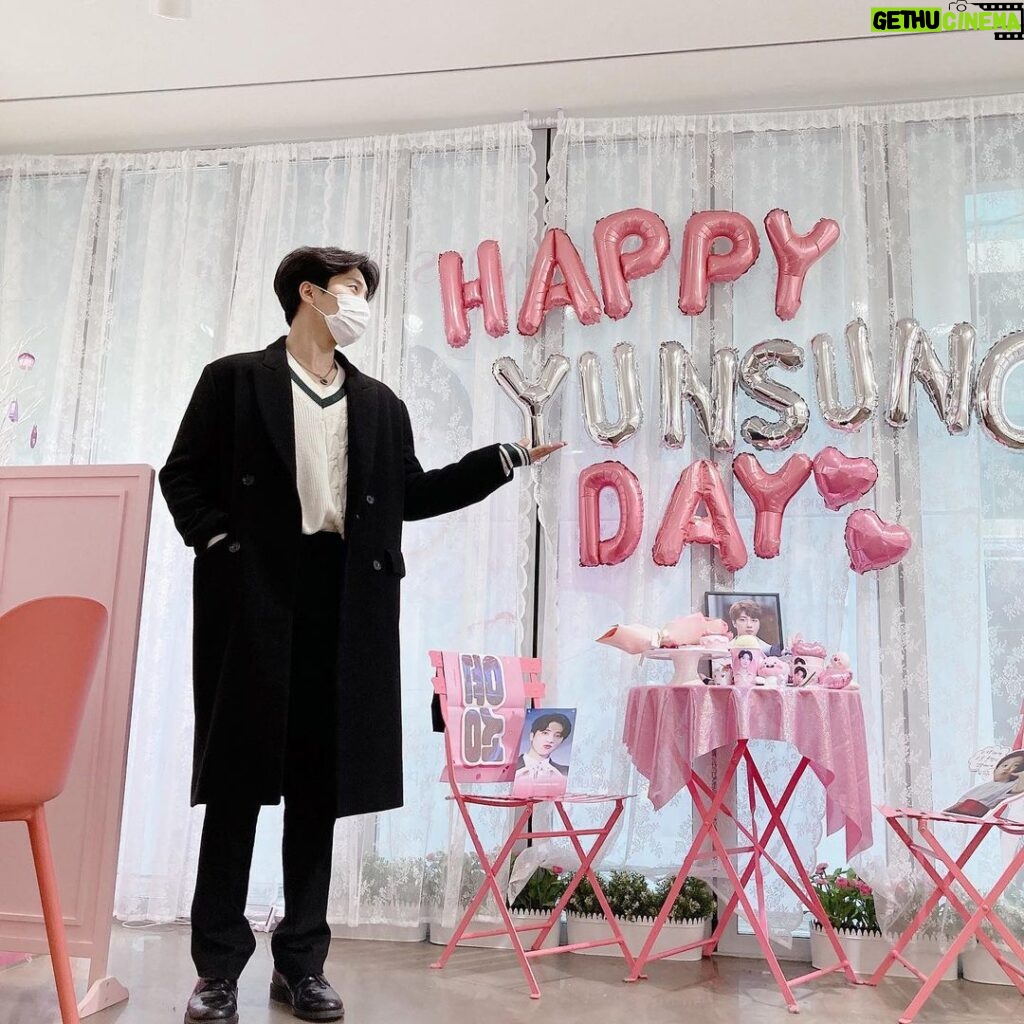 Yun Sung Instagram - 서울에도 청주에도 카페에도 전철에도 제가 나와요 !!!💗 제게 정말 소중한 추억을 선물해주신 팬여러분 다시한번 감사드려요 😭 절대 잊지 못할 생일입니다! 못들른곳도 꼭 사진찍으러 갈께요! 사랑합니다아❤️ #행복한 #생일 #감사합니다🧞‍♂️ #🧞‍♂️💗