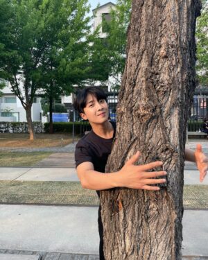 Yun Sung Instagram - 오날좋!!! 오늘 날씨 좋다!!!🍀🌳💚