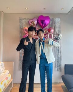 Yun Sung Instagram - 혼자하는 첫 음악방송 ! 떨렸지만 무사히 잘 마쳤습니다☺️ 가야한다면 잘들으셨나요?! 다행히 든든하고 멋진 형이 있어 외롭지 않았어요ㅋㅋ😁 #황윤성 #가야한다면 #영웅이형1위축하해요💗 #건행😊ㄱ