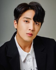Yun Sung Instagram - 안녕하세요 황윤성입니다. 감사하게도 앞으로 스카이이앤엠 에서 새로운 시작을 하게 되었습니다. 새로운 곳에서 다양한 모습 그리고 더 성장하고 발전하는 모습 보여드리겠습니다. 앞으로도 잘 부탁드립니다!💗