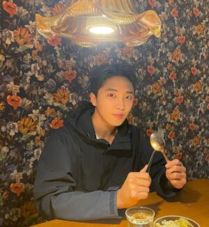 Yun Sung Instagram - 오랜만에 외식😁 저는 잘 지내고 있습니다!!!!!!💗💗💗