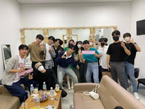 Yun Sung Instagram - 사랑하는 사람들과 함께해서 더욱 뜻깊고 감사한 팬미팅이였습니다! 먼걸음 와주신 우리 황지니 여러분들 다시한번 감사드리고 또 함께 해준 로미오 멤버들 찬원이 중연이형 혜연누나 명섭이 화환 보내주신 수찬이형 더트롯쇼 제작진분들  편스토랑 제작진분들 또 뒤에서 힘써주시는 모든 스텝분들 밴드 형누나들께 모두모두 감사드립니다! 저는 이 팬미팅을 마지막으로 9월 20일 입대하게 되었습니다! 몸건강히 조심히 잘 다녀오겠습니다!