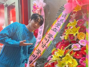 Yun Sung Instagram - 사랑하는 사람들과 함께해서 더욱 뜻깊고 감사한 팬미팅이였습니다! 먼걸음 와주신 우리 황지니 여러분들 다시한번 감사드리고 또 함께 해준 로미오 멤버들 찬원이 중연이형 혜연누나 명섭이 화환 보내주신 수찬이형 더트롯쇼 제작진분들  편스토랑 제작진분들 또 뒤에서 힘써주시는 모든 스텝분들 밴드 형누나들께 모두모두 감사드립니다! 저는 이 팬미팅을 마지막으로 9월 20일 입대하게 되었습니다! 몸건강히 조심히 잘 다녀오겠습니다!