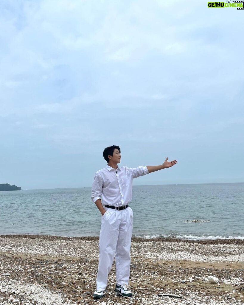 Yun Sung Instagram - 와우 바다다! 🌊🐳🏖