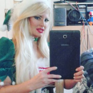 Yvette Rachelle Instagram - 🎄 🎅 HAPPY HOHO HOLIDAYS 🎅 🌲Here is my #funnyjokes “What does 🎅 Santa call a selfie?” an Elfie😂 Here I am doing an Elfie on set on our #universalstudioshollywood  #universalpictures  #SantaStoleOurDog  #santastoleourdogmovie Playing #snowflake ❄️ the #Elf with the late great #Edasner as #santaclaus or old #SaintNick If you like the #WillFerrell film #Elf directed by #jonfavreau or #elfonashelf This super duper cute family film is just for U 🤶 Has #ericroberts as toy CEO with #dollyparton  #johnschneider 🎶 singing too!And lots of sweet and funny #Dog dogs for those #dogslover 🐶 🐕 Hey maybe even a 🐱 🐈 🎄🎄🎄 Its #doveapproved ! Go grab a bunch of #christmascookies 🍪 and #hotchocolatebombs snuggle up with your #dogs or #cats #kiddos and its on #amazonprime #vudu #applemovies #redbox 😉 Enjoy Hugs 🤗 #peaceonearth🌎 Actress #yvetterachelle