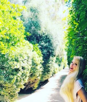 Yvette Rachelle Instagram - Where is this enchanted secret garden?⚘⚘ Its magical whimsical grounds are an extensive labrynth paths that are like a maze made up of 100 year old 50 foot hedges of Mediterranean palms, olive and lime trees with the wafting scents of jasmine and citrus blossoms. 🌻🌻Before my #UniversalPictures film shoot I had the delight to visit this former #hollywoodactors playground for #marilynmonroe Howard Hughes & ratpack stars #franksinatra  Now, this place is the hideaway to #leonardodicaprio #bradpitt #angelinajolie . This stunning place is @parkerpalmsprings 🌴🌴#theparker  #theparkerpalmsprings 🌴🌴Stay tuned for more pictures of this exclusive hotel with the old Hollywood vibe meets new Hollywood... #Peaceout✌ #relaxing_time👌
Actress #topmodelselfie #swedishgirl  #celebstyle #celeblook #YvetteRachelle ⚘⚘