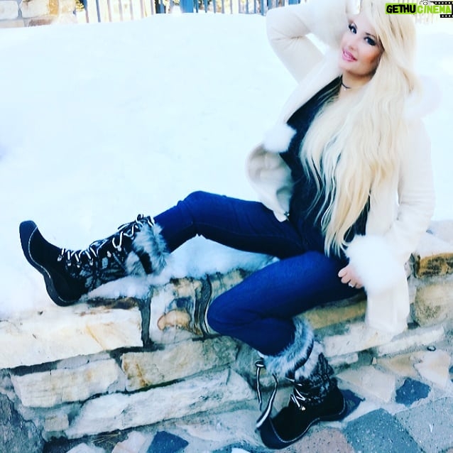Yvette Rachelle Instagram - #SundanceFilmFestival #Sundance2019 💙💙Looking cool in my warm stylish #fauxfur #Mukluks #lovemukluks 💜💜 So comfy easy to walk in the snow! Rocking #katvondbeauty Sephora Watch out #shialabeouf & #zacEfron films are big hits at this killer fun film festival. Check out my film too #santastoleourdog with EdAsner a family favorite!. Sundance is the most fun Festival where filmmakers ski by day then hit the Movie Premieres by nite! Good luck to all films up for Awards this year.💙💙Peace & Love #Actress #TopModel #YvetteRachelle #Swedishgirls 🇸🇪 #blondes #gamesofthrone #Sundancelounge #parkcityfun #winterboots #bootswinter #sundancestyle #fashion #boots #snowboots #winterfashion #honeyboy #vegan #polarvortex #johnmalkovich #robertredford #skiutah>