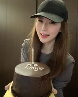 Yvonne Lim Instagram - Birthday girl specially requested my Chocolate Banana Cake so no matter how late it is...and even though i accidentally spilled my bowl of chocolate ganache on the floor 🤦🏻‍♀️
I'm just so glad i made it on time! 🥰🙌🏻
.
我又来半夜做蛋糕了...😜🤣 #tbt
.
#birthdaycake 
#specialrequest 
#bakedwithlove
#homebaked
#chocolatebananacake 
#半夜 
#夜猫子
#生日蛋糕
#平安
#健康
#感恩