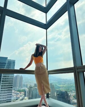 Yvonne Lim Instagram - Cant remember when was the last I ever wore a cropped top...but i knew for sure it has been very long...wasn't confident if i could fit into one too...😅🫣
.
Am glad i have dear girlfriend @violaerin to put me in pace with what's trending...😘
.
只能说偶尔OK但不能每次...我太爱吃了啦！🤣🤭😋
.
@lovebonito 
#ootd
#lovebonito 
#croptop 
#challengemyself
#lookgoodfeelgood 
#happymummy 
#没想到我还可以
#害羞的叻🫣
#平安
#健康
#感恩