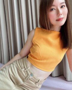 Yvonne Lim Instagram - Cant remember when was the last I ever wore a cropped top...but i knew for sure it has been very long...wasn't confident if i could fit into one too...😅🫣 . Am glad i have dear girlfriend @violaerin to put me in pace with what's trending...😘 . 只能说偶尔OK但不能每次...我太爱吃了啦！🤣🤭😋 . @lovebonito #ootd #lovebonito #croptop #challengemyself #lookgoodfeelgood #happymummy #没想到我还可以 #害羞的叻🫣 #平安 #健康 #感恩