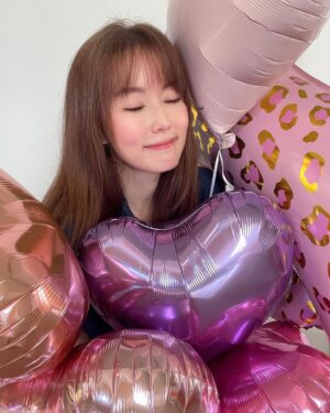 Yvonne Lim Instagram - One year wiser...? 🤔😜🥰
.
我喜欢为朋友们庆祝生日，让他们觉得special...但其实现在的我...却喜欢躲起来...#害羞🫣🤪.
谢谢好友们...带我吃好吃的，特地制作蛋糕还surprise pink balloons..🥰🥰....一切尽在不言中..感动...爱你们 😘
.
#happybirthdaytome 
#thankyouforthewellwishes
#生日快乐
#平安
#健康
#感恩