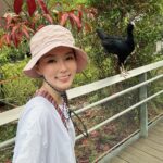 Yvonne Lim Instagram – Am glad i was able to bring #happyAJ & #happyAlexa for a trip to Jurong Bird Park before their big migration to @mandaiwildlifereserve  #Bird Paradise 🦅🦜🦆🕊️🦩! My kids were really happy to see the animals and birds settling well in their new home, it was beautiful and huge!! 🥰
.
We explored all the 8 different walk through zones where we could have some interaction with the birds, AJ and Alexa had so much fun spotting the different species of birds 😍. My favorite zone is Crimson Wetlands, Alex’s favorite is Australian Outback & my kids simply love Penguin Cove with a cafe to rest for penguins watching. 🥰 
And we will not miss the 2 main shows of the park of course! 😍 We did not bring swimwear or extra clothing to change, wet playground Egg Splash looks fun, well perhaps next trip i guess! ☺️
.
短暂的回国，幸好平日还能抽点时间带孩子们到搬迁后的新加坡飞禽公园，他们超开心的！🥰
.
#mandaiwildlifereserve 
#mandaibirdparadise 
#familyouting
#familybonding 
#myjoyandhappiness 
#mysunshine 
#新加坡飞禽公园
#亲子活动
#亲子好去处
#平安
#健康
#感恩
#tbt Mandai Wildlife Reserve