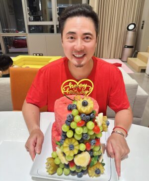 Yvonne Lim Instagram - Whipping up a feast again for @alextien 's birthday!! 🎂🥳😘 Alex said i always cooked too much...not helping in his weight control...well, can't possibly let our guests eat salads right? 😜 And i do have salad for him though..😉
.
From homemade achar, prepping pizza dough for the children to mala chicken and beef oden...the most nerve wracking challenge would be to cut, carve and decorate a watermelon birthday cake with #happyAlexa while he is away with #happyAJ & the boys for basketball lesson, honestly I wasn't confident if it will work but i guess it did!! 😅 And i think Alex looked pretty pleased with his birthday cake...Yay!! 🥰
.
每一年老公的生日都是我绞尽脑汁的时候...因Alex不爱吃蛋糕...我就要想不同的方式为他做生日蛋糕..今年的 #西瓜蛋糕 他看来很满意，也很受小朋友们的喜爱哦！耶！过关了！🙌🏻🥰
.
Happy Birthday @alextien ! We love you!! ❤️😘🎂
.
Swipe left for how i did it..☺️🥰🙌🏻
.
#happybirthday 
#生日快乐
#myjoyandhappiness 
#mysunshine 
#happymummy 
#watermeloncake
#madewithlove
#homecooked
#homemadeachar
#homemadepizza
#malachickenstew
#beefoden
#prawnomelette
#crispyfriedtofu
#friedmaggiemeegoreng
#stirfryclams
#roastpork
#chinchowwjackfruitattapseed
#greensalad
#平安
#健康
#感恩