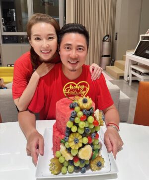 Yvonne Lim Instagram - Whipping up a feast again for @alextien 's birthday!! 🎂🥳😘 Alex said i always cooked too much...not helping in his weight control...well, can't possibly let our guests eat salads right? 😜 And i do have salad for him though..😉
.
From homemade achar, prepping pizza dough for the children to mala chicken and beef oden...the most nerve wracking challenge would be to cut, carve and decorate a watermelon birthday cake with #happyAlexa while he is away with #happyAJ & the boys for basketball lesson, honestly I wasn't confident if it will work but i guess it did!! 😅 And i think Alex looked pretty pleased with his birthday cake...Yay!! 🥰
.
每一年老公的生日都是我绞尽脑汁的时候...因Alex不爱吃蛋糕...我就要想不同的方式为他做生日蛋糕..今年的 #西瓜蛋糕 他看来很满意，也很受小朋友们的喜爱哦！耶！过关了！🙌🏻🥰
.
Happy Birthday @alextien ! We love you!! ❤️😘🎂
.
Swipe left for how i did it..☺️🥰🙌🏻
.
#happybirthday 
#生日快乐
#myjoyandhappiness 
#mysunshine 
#happymummy 
#watermeloncake
#madewithlove
#homecooked
#homemadeachar
#homemadepizza
#malachickenstew
#beefoden
#prawnomelette
#crispyfriedtofu
#friedmaggiemeegoreng
#stirfryclams
#roastpork
#chinchowwjackfruitattapseed
#greensalad
#平安
#健康
#感恩