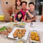 Yvonne Lim Instagram - Just in time before 8/8 ends...i still can't get over why @alextien gets to celebrate Father's Day two times a year though...😜😆🤔 . 问#happyAJ & #happyAlexa 要怎么帮爸爸庆祝，两人说一样要为爸爸做吃的...最近老公要求健康餐，于是又启动了我的machine mode..做了一系列的低卡晚餐...但就没时间做蛋糕了...😂🥰 . ㊗️ 我的“大儿子” @alextien ”爸爸” 节快乐！ 我们爱你哦！😘🙌🏻 . #happy88day #88父亲节快乐 #chickencoldsobanoodles #lemonsteak #viralsalmoncups #mexicangrilledcornnocheese #healthysandwich #平安 #健康 #感恩