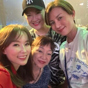 Yvonne Lim Instagram - A short and packed trip back home 🇸🇬 to celebrate @mndlmummy birthday 🎂🥳 with @honghuifang , as well as dubbing work for "Whatever Will Be, Will Be". Cherishing our time and creating memories while we are together...😘🥰 
.
只要有心，总是可以找出时间好好回来聚一聚的!😍🙌🏻.
因珍惜好姐姐的她所以一下飞机就赶去讨抱抱...😜 . 我们一起看了演唱会，吃米其林餐厅，煮炒，榴莲及网红咖啡厅..总是有聊不完的话题😄🥹🤭。也可以回来完成《天公疼憨人》的配音工作，真是太棒了！🙌🏻🥰
.
可惜还是孩子们的暑假，我不能逗留太久过国庆日，不过我们可以合体就已经心满意足了！😘
.
#friendshipgoals 
#bestsisterever 
#happybirthday 
#家人般的友情❤️ 
#平安
#健康
#感恩
@zhenggeping @huangbiren 
@catng1313