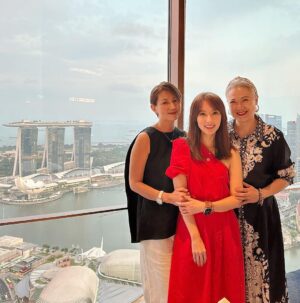 Yvonne Lim Instagram - A short and packed trip back home 🇸🇬 to celebrate @mndlmummy birthday 🎂🥳 with @honghuifang , as well as dubbing work for "Whatever Will Be, Will Be". Cherishing our time and creating memories while we are together...😘🥰 
.
只要有心，总是可以找出时间好好回来聚一聚的!😍🙌🏻.
因珍惜好姐姐的她所以一下飞机就赶去讨抱抱...😜 . 我们一起看了演唱会，吃米其林餐厅，煮炒，榴莲及网红咖啡厅..总是有聊不完的话题😄🥹🤭。也可以回来完成《天公疼憨人》的配音工作，真是太棒了！🙌🏻🥰
.
可惜还是孩子们的暑假，我不能逗留太久过国庆日，不过我们可以合体就已经心满意足了！😘
.
#friendshipgoals 
#bestsisterever 
#happybirthday 
#家人般的友情❤️ 
#平安
#健康
#感恩
@zhenggeping @huangbiren 
@catng1313
