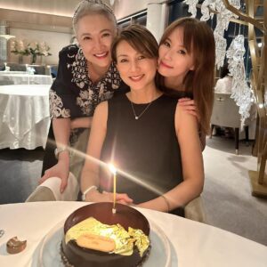 Yvonne Lim Instagram - A short and packed trip back home 🇸🇬 to celebrate @mndlmummy birthday 🎂🥳 with @honghuifang , as well as dubbing work for "Whatever Will Be, Will Be". Cherishing our time and creating memories while we are together...😘🥰 
.
只要有心，总是可以找出时间好好回来聚一聚的!😍🙌🏻.
因珍惜好姐姐的她所以一下飞机就赶去讨抱抱...😜 . 我们一起看了演唱会，吃米其林餐厅，煮炒，榴莲及网红咖啡厅..总是有聊不完的话题😄🥹🤭。也可以回来完成《天公疼憨人》的配音工作，真是太棒了！🙌🏻🥰
.
可惜还是孩子们的暑假，我不能逗留太久过国庆日，不过我们可以合体就已经心满意足了！😘
.
#friendshipgoals 
#bestsisterever 
#happybirthday 
#家人般的友情❤️ 
#平安
#健康
#感恩
@zhenggeping @huangbiren 
@catng1313