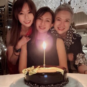 Yvonne Lim Instagram - A short and packed trip back home 🇸🇬 to celebrate @mndlmummy birthday 🎂🥳 with @honghuifang , as well as dubbing work for "Whatever Will Be, Will Be". Cherishing our time and creating memories while we are together...😘🥰 
.
只要有心，总是可以找出时间好好回来聚一聚的!😍🙌🏻.
因珍惜好姐姐的她所以一下飞机就赶去讨抱抱...😜 . 我们一起看了演唱会，吃米其林餐厅，煮炒，榴莲及网红咖啡厅..总是有聊不完的话题😄🥹🤭。也可以回来完成《天公疼憨人》的配音工作，真是太棒了！🙌🏻🥰
.
可惜还是孩子们的暑假，我不能逗留太久过国庆日，不过我们可以合体就已经心满意足了！😘
.
#friendshipgoals 
#bestsisterever 
#happybirthday 
#家人般的友情❤️ 
#平安
#健康
#感恩
@zhenggeping @huangbiren 
@catng1313