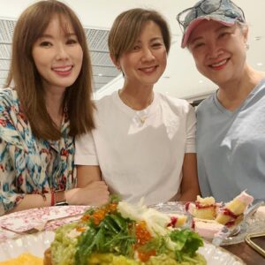 Yvonne Lim Instagram - A short and packed trip back home 🇸🇬 to celebrate @mndlmummy birthday 🎂🥳 with @honghuifang , as well as dubbing work for "Whatever Will Be, Will Be". Cherishing our time and creating memories while we are together...😘🥰 
.
只要有心，总是可以找出时间好好回来聚一聚的!😍🙌🏻.
因珍惜好姐姐的她所以一下飞机就赶去讨抱抱...😜 . 我们一起看了演唱会，吃米其林餐厅，煮炒，榴莲及网红咖啡厅..总是有聊不完的话题😄🥹🤭。也可以回来完成《天公疼憨人》的配音工作，真是太棒了！🙌🏻🥰
.
可惜还是孩子们的暑假，我不能逗留太久过国庆日，不过我们可以合体就已经心满意足了！😘
.
#friendshipgoals 
#bestsisterever 
#happybirthday 
#家人般的友情❤️ 
#平安
#健康
#感恩
@zhenggeping @huangbiren 
@catng1313