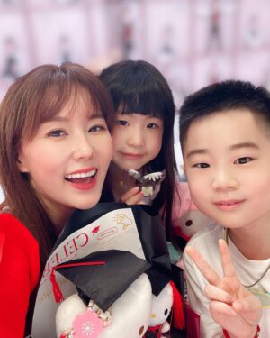 Yvonne Lim Instagram - Sadly due to Covid, #happyAJ could only had an online preschool graduation...🙂 Am super glad we are able to attend #happyAlexa 's preschool graduation this year! 🥳🙌🏻😍 Should we also say, it's our first time attending a preschool graduation? 😂
.
看着孩子们一天一天长大，身为母亲的我难免会心情复杂，一方面不想孩子们这么快长大，因为会担心，希望永远依偎在妈妈身边，可以保护他们一辈子...但也知道one day i have to let go and let them explore what life has in store for them...well...☺️🤗
.
孩子们喜欢吃妈妈煮的，就好好准备孩子们的graduation meal，庆祝我的宝贝公主幼儿园毕业啦！🥳🥰❤️
.
#tbt
#myjoyandhappiness 
#mysunshine 
#graduationmeal
#cookedwithlove 
#homecooking 
#avocadoshrimpsalad
#muffineggcheeseburger
#京酱肉丝
#puffpastryasparagussoup
#bakedchickendrumsticks 
#friedpopcornchicken
#misobeefstew 
#chickenwithtofu
#平安
#健康
#感恩