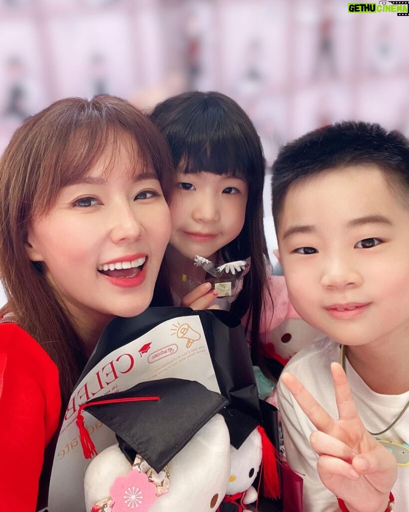 Yvonne Lim Instagram - Sadly due to Covid, #happyAJ could only had an online preschool graduation...🙂 Am super glad we are able to attend #happyAlexa 's preschool graduation this year! 🥳🙌🏻😍 Should we also say, it's our first time attending a preschool graduation? 😂 . 看着孩子们一天一天长大，身为母亲的我难免会心情复杂，一方面不想孩子们这么快长大，因为会担心，希望永远依偎在妈妈身边，可以保护他们一辈子...但也知道one day i have to let go and let them explore what life has in store for them...well...☺️🤗 . 孩子们喜欢吃妈妈煮的，就好好准备孩子们的graduation meal，庆祝我的宝贝公主幼儿园毕业啦！🥳🥰❤️ . #tbt #myjoyandhappiness #mysunshine #graduationmeal #cookedwithlove #homecooking #avocadoshrimpsalad #muffineggcheeseburger #京酱肉丝 #puffpastryasparagussoup #bakedchickendrumsticks #friedpopcornchicken #misobeefstew #chickenwithtofu #平安 #健康 #感恩