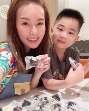 Yvonne Lim Instagram - When princess Alexa asked if mommy could bake mini caneles for her preschool teachers and staff on graduation day..😁😅 Guess it's a good reason for me to "open my late night bakery", prepping immediately and into factory mode with awesome big brother #happyAJ ! 🙌🏻🥰
.
女儿的要求，准备了小小心意感谢幼儿园的老师们，工作人员还有阿姨们的照顾。60颗迷你可露丽，希望大家都分得到哦😊
.
#tbt
#bakedwithlove 
#homemade
#homebaker 
#minicaneles
#graduation
#timeflies
#gratitude 
#bonding
#平安
#健康
#感恩