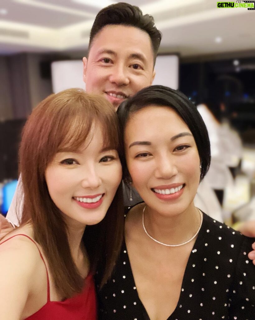 Yvonne Lim Instagram - Beyond words...lots of happy tears...we are feeling over the moon...so beautiful!! 😍❤️ . 16年...不容易...孩子们的干爹干妈，有情人终成眷属…求婚成功！太开心啦！要幸福一辈子！🥳🙌🏻💕 @jam_hsiao0330 @summer_lin_627 @alextien . #marriageproposal #hooray #无比开心 #耶 #感恩