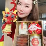 Yvonne Lim Instagram - Anyone has CNY anxiety like me? 🤔 Told myself to take a CNY break this year...not gonna do anything just rest...but i failed again when friends mentioned they missed my cny pineapple balls...😂😜 . Presenting handmade chinese new year goodies made from the heart..huat ah! 🙌🏻 . 孩子们又看到我熬夜马不停蹄地搓搓捏捏手工制作新年礼盒的凤梨酥，费南雪了..🥰😝 . 一份心意，诚意及祝福...向大家介绍我的新年礼盒《好运“龙”来》！🧧🐲 . 经典旺旺来凤梨酥，加上 @alextien 取名为黄金万两凤梨费南雪(Financiers) 还有 “龍宝平安”！你们会喜欢吗？😍😄 . #dragonyeariscoming #chinesenewyeargoodies #chinesenewyeargiftbox #homemade #madewithlove #bakedwithlove #happymummy #myjoyandhappiness #mysunshine #还在赶货中 #朋友们喜欢我就开心 #平安 #健康 #感恩 #