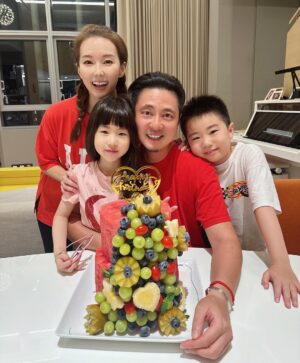 Yvonne Lim Instagram - Whipping up a feast again for @alextien 's birthday!! 🎂🥳😘 Alex said i always cooked too much...not helping in his weight control...well, can't possibly let our guests eat salads right? 😜 And i do have salad for him though..😉
.
From homemade achar, prepping pizza dough for the children to mala chicken and beef oden...the most nerve wracking challenge would be to cut, carve and decorate a watermelon birthday cake with #happyAlexa while he is away with #happyAJ & the boys for basketball lesson, honestly I wasn't confident if it will work but i guess it did!! 😅 And i think Alex looked pretty pleased with his birthday cake...Yay!! 🥰
.
每一年老公的生日都是我绞尽脑汁的时候...因Alex不爱吃蛋糕...我就要想不同的方式为他做生日蛋糕..今年的 #西瓜蛋糕 他看来很满意，也很受小朋友们的喜爱哦！耶！过关了！🙌🏻🥰
.
Happy Birthday @alextien ! We love you!! ❤️😘🎂
.
Swipe left for how i did it..☺️🥰🙌🏻
.
#happybirthday 
#生日快乐
#myjoyandhappiness 
#mysunshine 
#happymummy 
#watermeloncake
#madewithlove
#homecooked
#homemadeachar
#homemadepizza
#malachickenstew
#beefoden
#prawnomelette
#crispyfriedtofu
#friedmaggiemeegoreng
#stirfryclams
#roastpork
#chinchowwjackfruitattapseed
#greensalad
#平安
#健康
#感恩