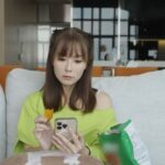 Yvonne Lim Instagram - Unsure what you can use to bag trash other than disposable carrier bags? Watch on to find out more about the alternatives, how to seal them properly, and how to reduce the amount of waste you throw! 😎 Many supermarkets are now charging 5 cents or more per disposable carrier bag, so don’t forget to Bring Your Own Bag (BYOB), before heading out! 🤩 @cleanandgreensg