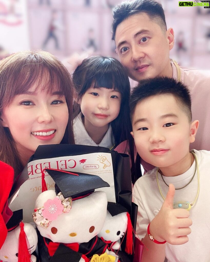 Yvonne Lim Instagram - Sadly due to Covid, #happyAJ could only had an online preschool graduation...🙂 Am super glad we are able to attend #happyAlexa 's preschool graduation this year! 🥳🙌🏻😍 Should we also say, it's our first time attending a preschool graduation? 😂 . 看着孩子们一天一天长大，身为母亲的我难免会心情复杂，一方面不想孩子们这么快长大，因为会担心，希望永远依偎在妈妈身边，可以保护他们一辈子...但也知道one day i have to let go and let them explore what life has in store for them...well...☺️🤗 . 孩子们喜欢吃妈妈煮的，就好好准备孩子们的graduation meal，庆祝我的宝贝公主幼儿园毕业啦！🥳🥰❤️ . #tbt #myjoyandhappiness #mysunshine #graduationmeal #cookedwithlove #homecooking #avocadoshrimpsalad #muffineggcheeseburger #京酱肉丝 #puffpastryasparagussoup #bakedchickendrumsticks #friedpopcornchicken #misobeefstew #chickenwithtofu #平安 #健康 #感恩