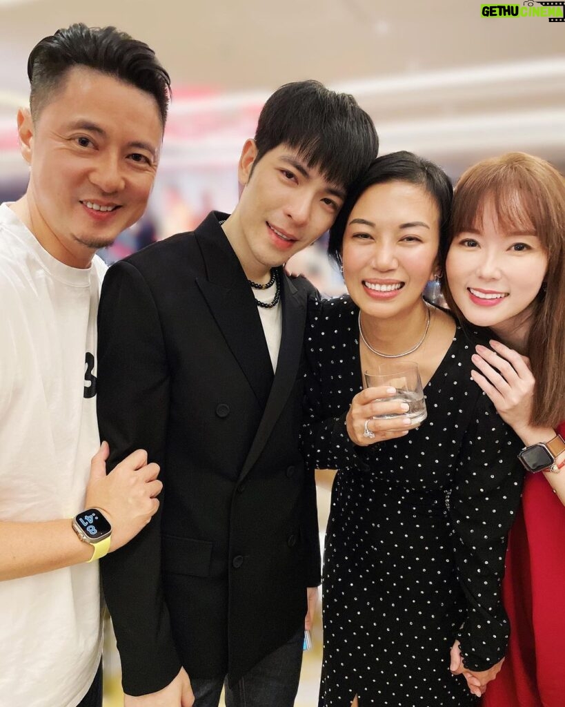 Yvonne Lim Instagram - Beyond words...lots of happy tears...we are feeling over the moon...so beautiful!! 😍❤️ . 16年...不容易...孩子们的干爹干妈，有情人终成眷属…求婚成功！太开心啦！要幸福一辈子！🥳🙌🏻💕 @jam_hsiao0330 @summer_lin_627 @alextien . #marriageproposal #hooray #无比开心 #耶 #感恩